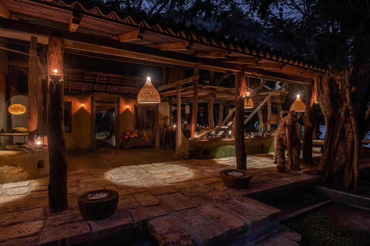 הוילה Hambegamuwa Banyan Camp מראה חיצוני תמונה