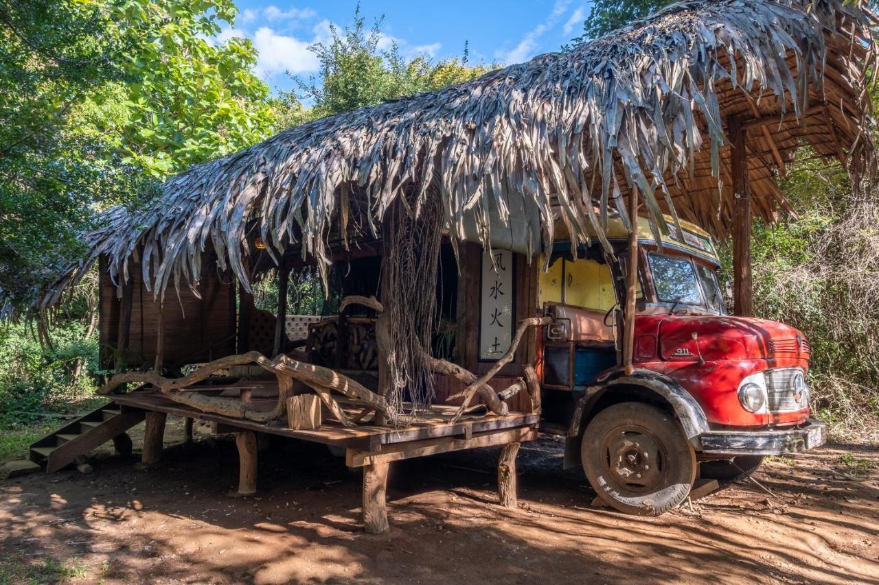 הוילה Hambegamuwa Banyan Camp מראה חיצוני תמונה
