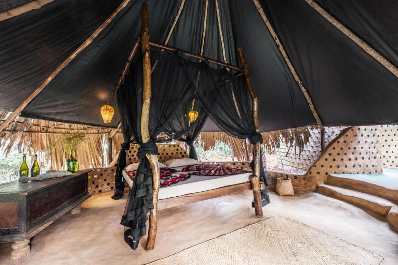 הוילה Hambegamuwa Banyan Camp מראה חיצוני תמונה