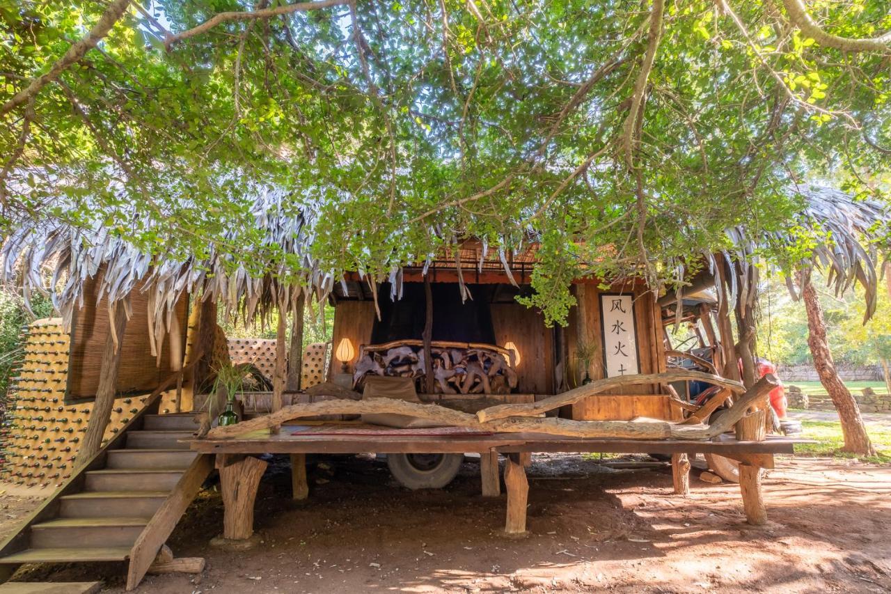 הוילה Hambegamuwa Banyan Camp מראה חיצוני תמונה