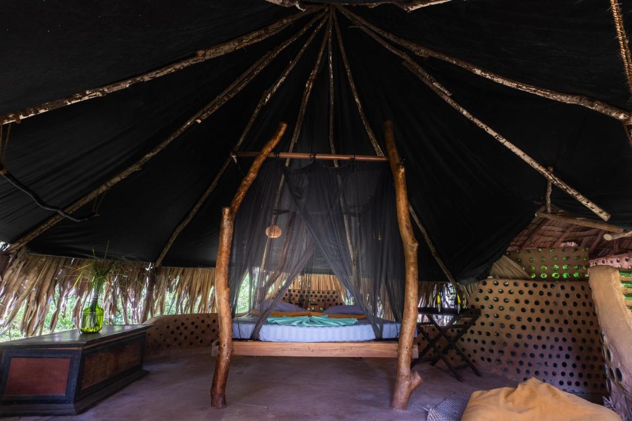 הוילה Hambegamuwa Banyan Camp מראה חיצוני תמונה