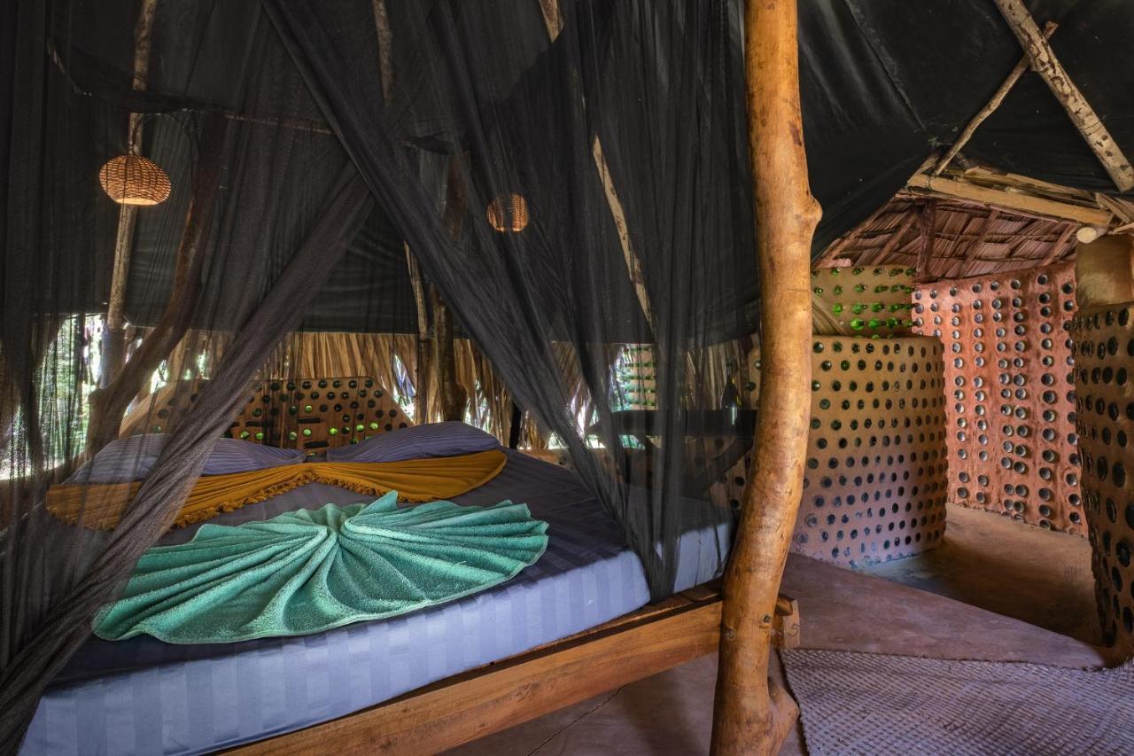 הוילה Hambegamuwa Banyan Camp מראה חיצוני תמונה