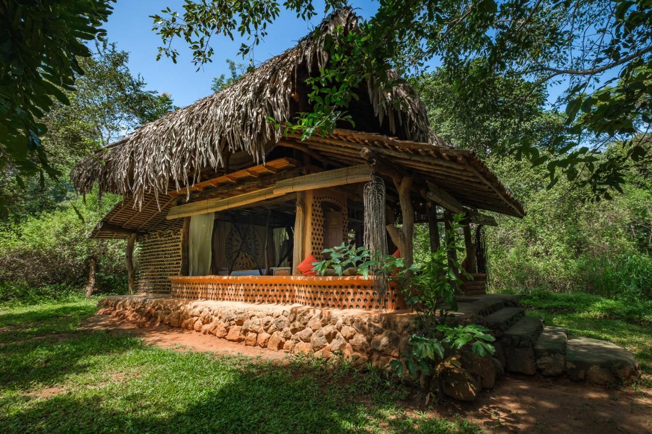 הוילה Hambegamuwa Banyan Camp מראה חיצוני תמונה
